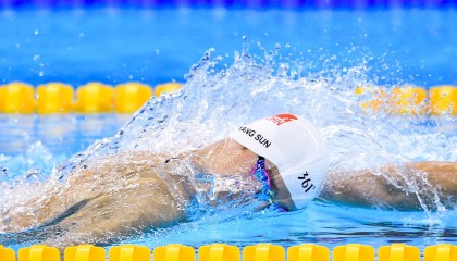 -_全民冰上运动：滑冰、冰球普及运动新高潮_，冰上运动速滑好还是冰球好